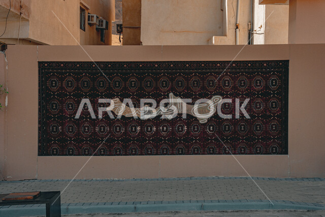 لوحة جدارية لحي الجديدة بنقوش وزخرفة شعبية تقليدية, السياحة في مدينة العلا, الأماكن السياحية التراثية المشهورة في المملكة العربية السعودية، المعالم الأثرية التاريخية، عراقة التراث السعودي