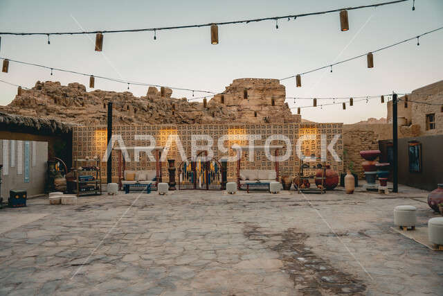 ديكور وزينة شعبية تقليدية في إحدى المقاهي في العلا, جلسة خارجية بالهواء الطلق في البلدة القديمة, السياحة في الأجواء السعودية الشعبية, المعالم السياحية التراثية المشهورة في المملكة العربية السعودية