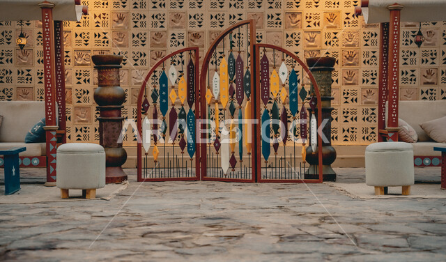 ديكور وزينة شعبية تقليدية في إحدى المقاهي في العلا, جلسة خارجية بالهواء الطلق في البلدة القديمة, السياحة في الأجواء السعودية الشعبية, المعالم السياحية التراثية المشهورة في المملكة العربية السعودية