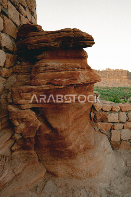 التكوينات والتشكيلات الصخرية في البلدة القديمة, السياحة في مدينة العلا، الطبيعة الجافة في المناطق الصحراوية، المعالم والأماكن الطبيعية السياحية المشهورة المملكة العربية السعودية