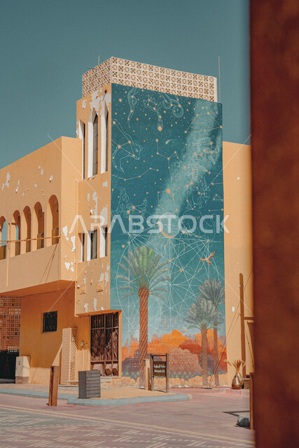 لوحة فنية على جدار مبنى في حي الجديدة للفنون, السياحة في مدينة العلا، المباني التاريخية الأثرية, الفن الهندسي المعماري على الطراز الطيني القديم, الأماكن السياحية التراثية المشهورة في المملكة العربية السعودية
