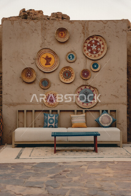 مجموعة من المشغولات اليدوية المصنوعة من القش الملونة والمعلقة على الجدار في متحف البلدة القديمة, السياحة في مدينة العلا, الاماكن التاريخية التراثية, المعالم السياحية الشعبية الأثرية المشهورة في المملكة العربية السعودية