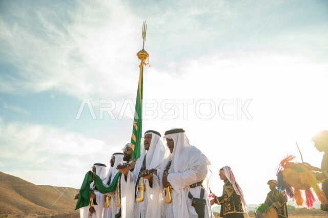 فرقة عروض الفلكلور التراثي في احدى المناطق الصحراوية بالمملكة، ارتداء زي العرضة النجدية الشعبية في مناسبة وطنية، مفهوم حب الوطن والانتماء إليه، يوم بدينا ٢٢ فبراير، ذكرى تأسيس الدوله السعوديه الأولى ١٧٢٧ م، الاحتفال بالعيد الوطني بالرقص بالسيوف وقرع الطبول