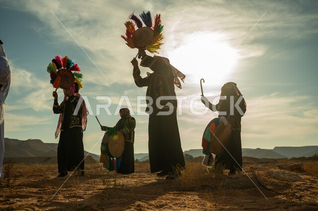 ذكرى تأسيس الدوله السعوديه الأولى ١٧٢٧ م، ارتداء الزي الشعبي المطرز والشماغ في مناسبة وطنية، الاحتفال بالعيد الوطني بقرع الطبل المزين بخيوط ملونة، الأهازيج والرقص التقليدي، فرقة رجال لعروض الفلكلور التراثي في احدى المناطق الصحراوية بالمملكة، يوم بدينا ٢٢ فبراير