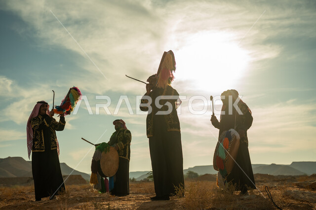 الأهازيج والرقص التقليدي، فرقة رجال لعروض الفلكلور التراثي في احدى المناطق الصحراوية بالمملكة، ارتداء الزي الشعبي المطرز والشماغ في مناسبة وطنية، يوم بدينا ٢٢ فبراير، ذكرى تأسيس الدوله السعوديه الأولى ١٧٢٧ م، الاحتفال بالعيد الوطني بقرع الطبل المزين بخيوط ملونة