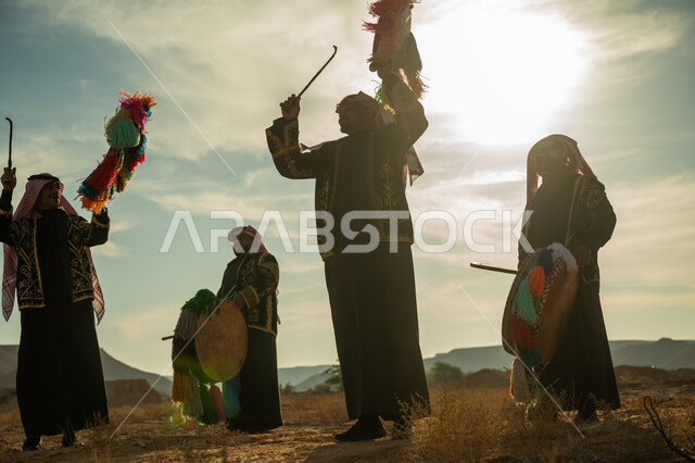 ذكرى تأسيس الدوله السعوديه الأولى ١٧٢٧ م، ارتداء الزي الشعبي المطرز والشماغ في مناسبة وطنية، الاحتفال بالعيد الوطني بقرع الطبل المزين بخيوط ملونة، الأهازيج والرقص التقليدي، فرقة رجال لعروض الفلكلور التراثي في احدى المناطق الصحراوية بالمملكة، يوم بدينا ٢٢ فبراير