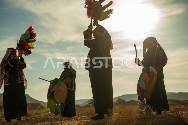 فرقة رجال لعروض الفلكلور التراثي في احدى المناطق الصحراوية بالمملكة، ارتداء الزي الشعبي المطرز والشماغ في مناسبة وطنية، يوم بدينا ٢٢ فبراير، ذكرى تأسيس الدوله السعوديه الأولى ١٧٢٧ م، الاحتفال بالعيد الوطني بقرع الطبل المزين بخيوط ملونة، الأهازيج والرقص التقليدي