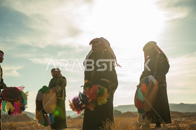 ذكرى تأسيس الدوله السعوديه الأولى ١٧٢٧ م، ارتداء الزي الشعبي المطرز والشماغ في مناسبة وطنية، الاحتفال بالعيد الوطني بقرع الطبل المزين بخيوط ملونة، الأهازيج والرقص التقليدي، فرقة رجال لعروض الفلكلور التراثي في احدى المناطق الصحراوية بالمملكة، يوم بدينا ٢٢ فبراير