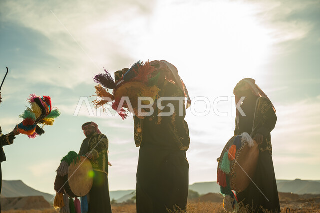 الأهازيج والرقص التقليدي، فرقة رجال لعروض الفلكلور التراثي في احدى المناطق الصحراوية بالمملكة، ارتداء الزي الشعبي المطرز والشماغ في مناسبة وطنية، يوم بدينا ٢٢ فبراير، ذكرى تأسيس الدوله السعوديه الأولى ١٧٢٧ م، الاحتفال بالعيد الوطني بقرع الطبل المزين بخيوط ملونة