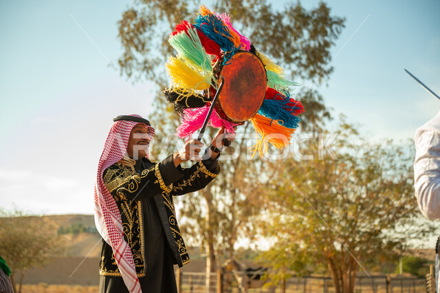 ذكرى تأسيس الدوله السعوديه الأولى ١٧٢٧ م، ارتداء الزي الشعبي المطرز والشماغ في مناسبة وطنية، الاحتفال بالعيد الوطني بقرع الطبل المزين بخيوط ملونة، الأهازيج والرقص التقليدي، قارع الطبلة في فرقة عرضة للفلكلور التراثي في احدى المناطق الصحراوية، يوم بدينا ٢٢ فبراير