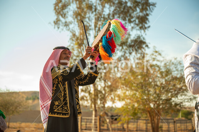 يوم بدينا ٢٢ فبراير، ذكرى تأسيس الدوله السعوديه الأولى ١٧٢٧ م، ارتداء الزي الشعبي المطرز والشماغ في مناسبة وطنية، الاحتفال بالعيد الوطني بقرع الطبل المزين بخيوط ملونة، الأهازيج والرقص التقليدي، قارع الطبلة في فرقة عرضة للفلكلور التراثي في احدى المناطق الصحراوية