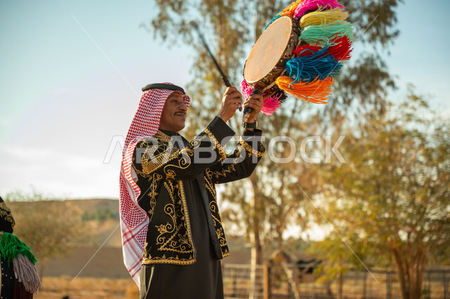 ذكرى تأسيس الدوله السعوديه الأولى ١٧٢٧ م، ارتداء الزي الشعبي المطرز والشماغ في مناسبة وطنية، الاحتفال بالعيد الوطني بقرع الطبل المزين بخيوط ملونة، الأهازيج والرقص التقليدي، قارع الطبلة في فرقة عرضة للفلكلور التراثي في احدى المناطق الصحراوية، يوم بدينا ٢٢ فبراير