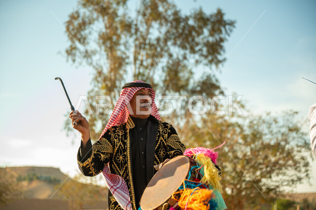 يوم بدينا ٢٢ فبراير، ذكرى تأسيس الدوله السعوديه الأولى ١٧٢٧ م، ارتداء الزي الشعبي المطرز والشماغ في مناسبة وطنية، الاحتفال بالعيد الوطني بقرع الطبل المزين بخيوط ملونة، الأهازيج والرقص التقليدي، قارع الطبلة في فرقة عرضة للفلكلور التراثي في احدى المناطق الصحراوية