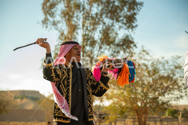 ذكرى تأسيس الدوله السعوديه الأولى ١٧٢٧ م، ارتداء الزي الشعبي المطرز والشماغ في مناسبة وطنية، الاحتفال بالعيد الوطني بقرع الطبل المزين بخيوط ملونة، الأهازيج والرقص التقليدي، قارع الطبلة في فرقة عرضة للفلكلور التراثي في احدى المناطق الصحراوية، يوم بدينا ٢٢ فبراير