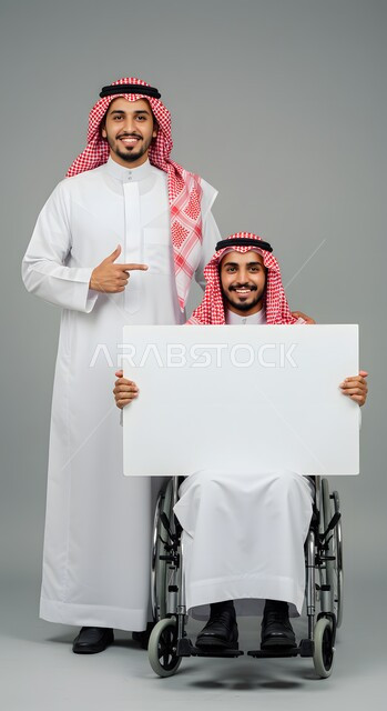 موك اب مربع أبيض، استخدام وسيلة تعليمية وتوضيحية، إعلان وعرض تسويقي، بورتريه لشاب عربي خليجي سعودي مبتسم مقعد يرتدي الثوب التقليدي والشماغ يجلس على كرسي متحرك يحمل بيده لوحة بيضاء فارغة يقف بجانب صديقه يشير إليها بإصبع السبابة، خلفية رمادية