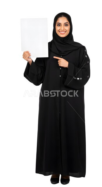 موك اب مربع أبيض، استخدام وسيلة توضيحية تعليمية، إعلان وعرض تسويقي، بورتريه لسيدة عربية خليجية سعودية مبتسمة محجبة ترتدي العباءة السوداء تشير بإصبع السبابة إلى لوحه بيضاء مربعه فارغة تنظر  إلى الكاميرا بإيماءات السرور، صورة الجسم بالطول الكامل، خلفية بيضاء