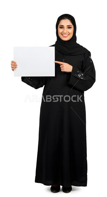 موك اب مربع أبيض، استخدام وسيلة توضيحية تعليمية، إعلان وعرض تسويقي، بورتريه لسيدة عربية خليجية سعودية مبتسمة محجبة ترتدي العباءة السوداء تشير بإصبع السبابة إلى لوحه بيضاء مربعه فارغة تنظر  إلى الكاميرا بإيماءات السرور، صورة الجسم بالطول الكامل، خلفية بيضاء