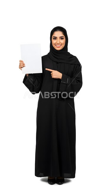 إعلان وعرض تسويقي، موك اب مربع أبيض، استخدام وسيلة توضيحية تعليمية، بورتريه لسيدة عربية خليجية سعودية مبتسمة محجبة ترتدي العباءة السوداء تشير بإصبع السبابة إلى لوحه بيضاء مربعه فارغة تنظر إلى الكاميرا بإيماءات السرور، صورة الجسم بالطول الكامل، خلفية بيضاء