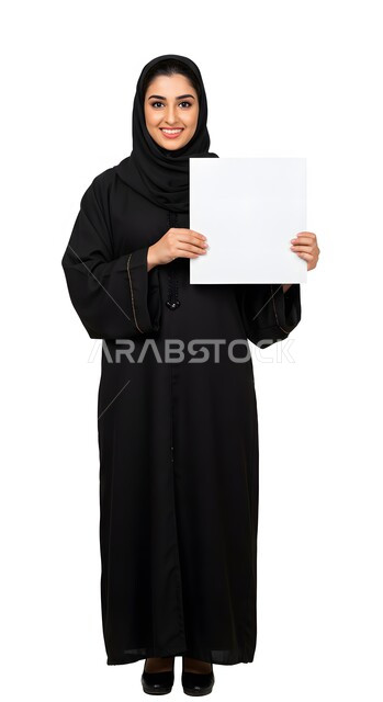 استخدام وسيلة توضيحية تعليمية، إعلان وعرض تسويقي، موك اب مربع أبيض، بورتريه لسيدة عربية خليجية سعودية مبتسمة محجبة ترتدي العباءة السوداء تمسك بيدها لوحه بيضاء مربعه فارغة تنظر إلى الكاميرا بإيماءات السرور، صورة الجسم بالطول الكامل، خلفية بيضاء