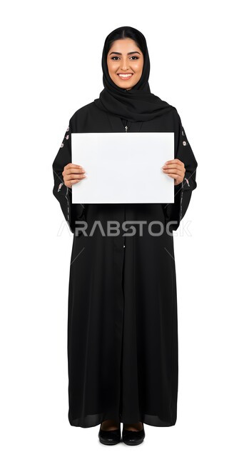 استخدام وسيلة توضيحية تعليمية، موك اب مربع أبيض، إعلان وعرض تسويقي، بورتريه لسيدة عربية خليجية سعودية مبتسمة محجبة ترتدي العباءة السوداء تمسك بيدها لوحه بيضاء مربعه فارغة تنظر إلى الكاميرا بإيماءات السرور، صورة الجسم بالطول الكامل، خلفية بيضاء
