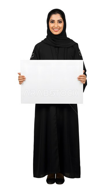 موك اب مربع أبيض، استخدام وسيلة توضيحية تعليمية، إعلان وعرض تسويقي، بورتريه لسيدة عربية خليجية سعودية مبتسمة محجبة ترتدي العباءة السوداء تمسك بيدها لوحه بيضاء مربعه فارغة تنظر إلى الكاميرا بإيماءات السرور، صورة الجسم بالطول الكامل، خلفية بيضاء