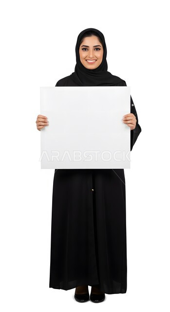 إعلان وعرض تسويقي، موك اب مربع أبيض، استخدام وسيلة توضيحية تعليمية، بورتريه لسيدة عربية خليجية سعودية مبتسمة محجبة ترتدي العباءة السوداء تمسك بيدها لوحه بيضاء مربعه فارغة تنظر إلى الكاميرا بإيماءات السرور، صورة الجسم بالطول الكامل، خلفية بيضاء