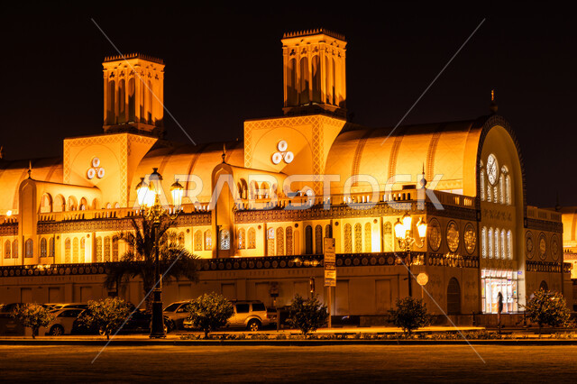 جذب و استقطاب الزائرين من مختلف البلدان, معلم ومكان سياحي في الامارات العربية المتحدة, مركز تجاري مشهور في مدينة الشارقة ,فن الهندسة المعمارية على الطراز الاسلامي الحديث للسوق الأزرق المضيء في الليل