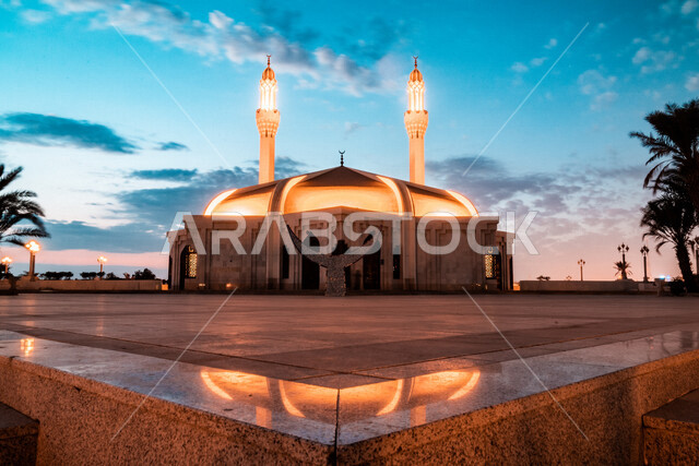 صورة جمالية لمسجد حسن عناني بمدينة جدة ، روعة المناظر الطبيعية و المعمارية على كورنيش جدة ، معالم سياحية في المملكة العربية السعودية