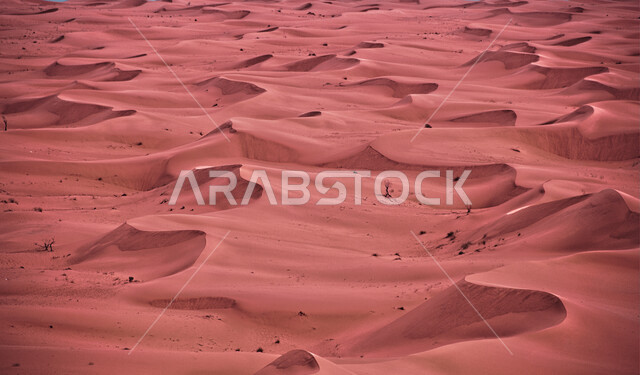 منظر جمالي للكثبان الرملية الصحراوية في مدينة جدة بالمملكة العربية السعودية , الرمال الناعمة .