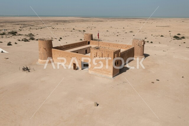 الفن الهندسي المعماري على الطراز التقليدي لحصن الزبارة، منظر جوي لقلعة تاريخية في صحراء دولة قطر، القلاع الأثرية المبنية من الطين والحجر، معلم و رمز تراثي معماري تاريخي ثقافي، منطقة صحراوية في الخليج العربي