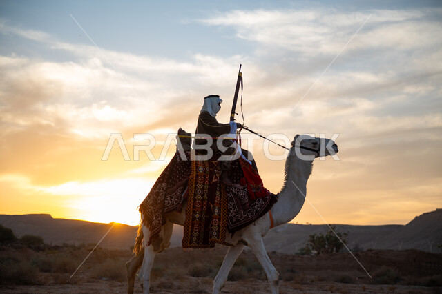 ذكرى تأسيس الدولة السعودية الأولى 1727م, يوم بدينا 22 فبراير, ارتداء الزي الشعبي التقليدي في مناسبة وطنية, رجل عربي خليجي سعودي يرتدي البشت والغترة يمتطي الجمل في الصحراء ويحمل السهم والقوس بيديه, استخدام أدوات الصيد التراثية