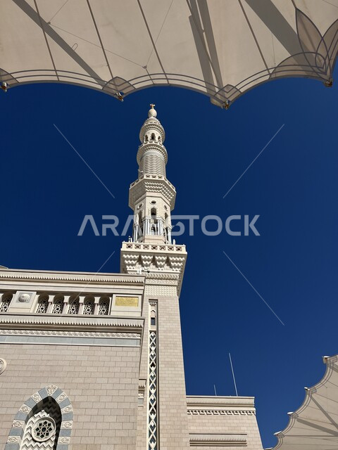 مكان إسلامي ديني مقدس مشهور في المملكة العربية السعودية، صورة مقربة للمظلات الالكترونية في ساحة الحرم في المدينة المنورة، الفن الهندسي المعماري للمسجد النبوي الشريف، أداء فريضة الصلاة في وقتها, العبادة والتقرب إلى الله