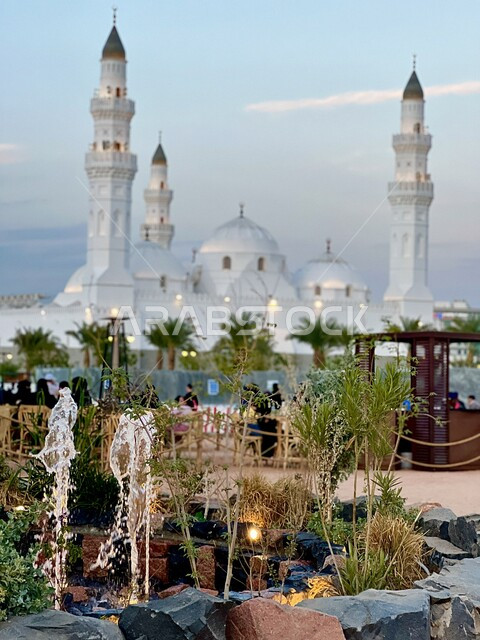 الاهتمام بزراعة النباتات والأشجار، مكان إسلامي ديني مقدس مشهور في المملكة العربية السعودية، الفن الهندسي المعماري لمسجد قباء في المدينة المنورة في النهار، أداء فريضة الصلاة في وقتها, مفهوم العبادة والتقرب إلى الله