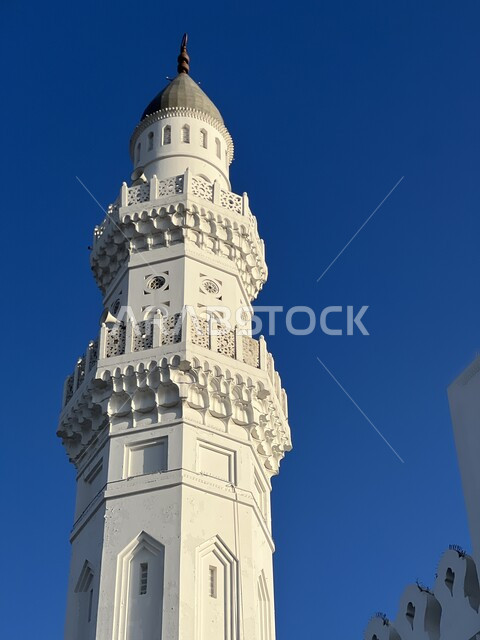 مكان إسلامي ديني مقدس مشهور في المملكة العربية السعودية، الفن الهندسي المعماري لبناء المآذن في المساجد، صورة مقربة لمئذنة مسجد قباء في المدينة المنورة في النهار، أداء فريضة الصلاة في وقتها, مفهوم العبادة والتقرب إلى الله