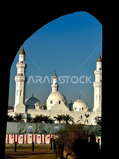 الفن الهندسي المعماري لبناء القبب والمآذن في مسجد قباء في المدينة المنورة في النهار، أداء فريضة الصلاة في وقتها, الاهتمام بزراعة النباتات والأشجار، مكان إسلامي ديني مقدس مشهور في المملكة العربية السعودية، مفهوم العبادة والتقرب إلى الله