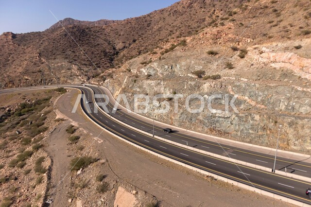 طريق إسفلتي ملتوي وعر وسط الجبال الصخرية، الطبيعة والبيئة الجبلية القاسية، القمم والمرتفعات في المملكة العربية السعودية، حركة مرور السيارات في مدينة الطائف، الطرق والشوارع المعبدة السريعة, الاهتمام بتهيئة البنية التحتية