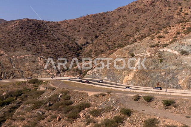 الطرق والشوارع المعبدة السريعة, حركة مرور السيارات في مدينة الطائف، الطبيعة والبيئة الجبلية القاسية، القمم والمرتفعات في المملكة العربية السعودية، طريق إسفلتي ملتوي وعر وسط الجبال الصخرية، الاهتمام بتهيئة البنية التحتية