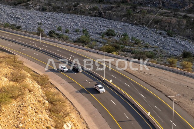 الاهتمام بتهيئة البنية التحتية، الطرق والشوارع المعبدة السريعة, حركة مرور السيارات في مدينة الطائف، الطبيعة والبيئة الجبلية القاسية، القمم والمرتفعات في المملكة العربية السعودية، طريق إسفلتي ملتوي وعر وسط الجبال الصخرية