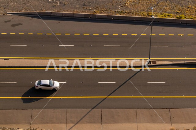 حركة مرور السيارات في مدينة الطائف في المملكة العربية السعودية، الاهتمام بتهيئة البنية التحتية، الطرق والشوارع المعبدة السريعة, طريق إسفلتي وسط الجبال الصخرية، وسيلة نقل ومواصلات برية