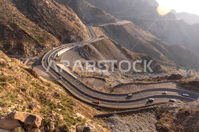 طريق إسفلتي ملتوي وعر وسط الجبال الصخرية، الطبيعة والبيئة الجبلية القاسية، القمم والمرتفعات في المملكة العربية السعودية، حركة مرور السيارات في مدينة الطائف، الطرق والشوارع المعبدة السريعة, الاهتمام بتهيئة البنية التحتية