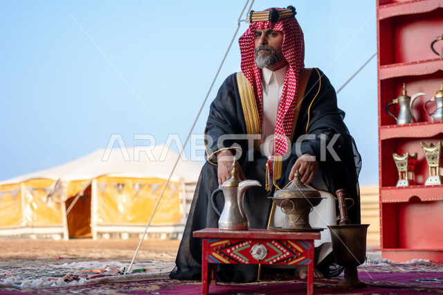 ذكرى تأسيس الدولة السعودية الأولى في 1727م، النظر الى شيء ما بتعابير الشموخ والاعتزاز والفخر، يوم بدينا 22 فبراير، الزي الشعبي في المناسبة الوطنية, إظهار حب الوطن والانتماء إليه، رجل عربي خليجي سعودي يرتدي العقال الذهبي والبشت يجلس بجوار الخيمة في الصحراء