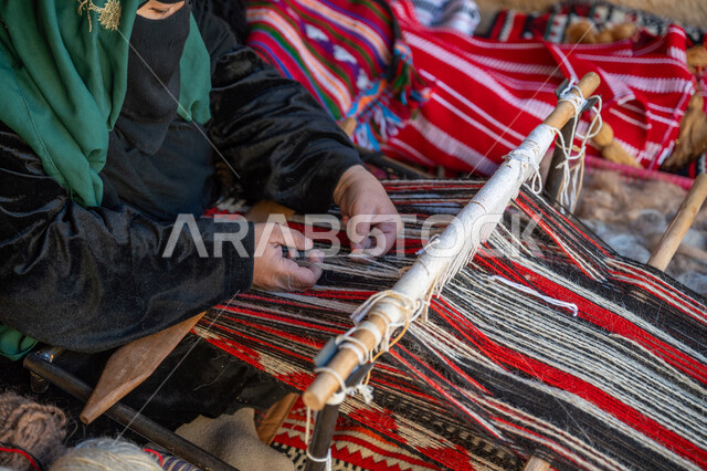 مهنة تقليدية قديمة, يوم بدينا  22 فبراير، ارتداء الزي الشعبي في المناسبة الوطنية، امرأة عربية خليجية سعودية ترتدي العباءة والبرقع تجلس داخل بيت من الطين تقوم بحياكة وغزل الأنسجة والقماش, حرفة يدوية تاريخية, منتج محلي وطني، ذكرى تأسيس الدولة السعودية الأولى في 1727م