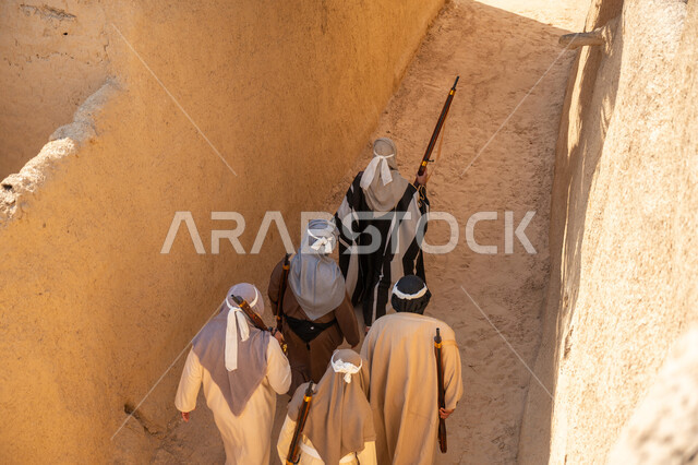 القتال والحرب بالبنادق للحماية وتأسيس الدولة السعودية الأولى 1727م، مجموعة رجال عرب خليجيين سعوديين يرتدون الزي الشعبي التقليدي يحملون البندقيات، الحراسة والمراقبة للدفاع عن الوطن، الحفاظ على تاريخ وتراث المملكة، يوم بدينا 22 فبراير