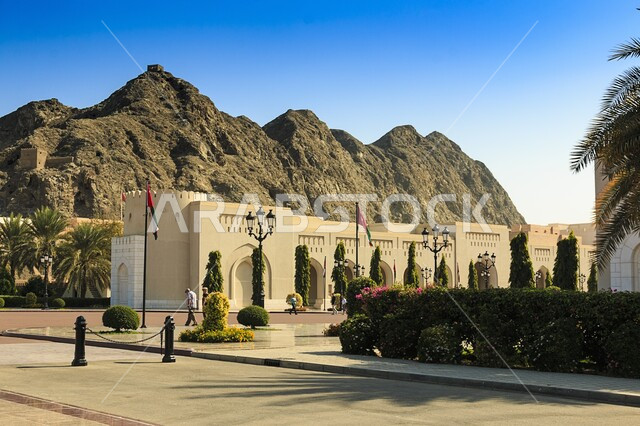 مكان ومعلم تاريخي مشهور, الفن الهندسي المعماري لقصر العلم في سلطنة عمان, الاهتمام بزراعة النباتات الطبيعية وأشجار النخيل الخضراء, التكوين الصخري الطبيعي في منطقة جبلية