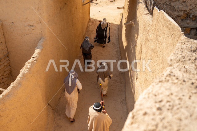 القتال والحرب بالبنادق للحماية وتأسيس الدولة السعودية الأولى 1727م، مجموعة رجال عرب خليجيين سعوديين يرتدون الزي الشعبي التقليدي يحملون البندقيات، الحراسة والمراقبة للدفاع عن الوطن، الحفاظ على تاريخ وتراث المملكة، يوم بدينا 22 فبراير