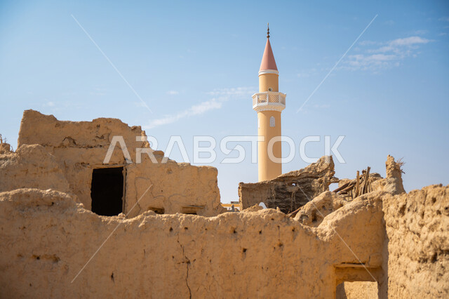 إحياء ذكرى يوم تأسيس الدولة السعودية الأولى 1727 م، المباني القديمة في المملكة العربية السعودية, يوم بدينا 22 فبراير, مبنى أثري تاريخي من الطين, الحفاظ على الآثار والحضارة، خلفية مئذنة المسجد مع السماء الزرقاء