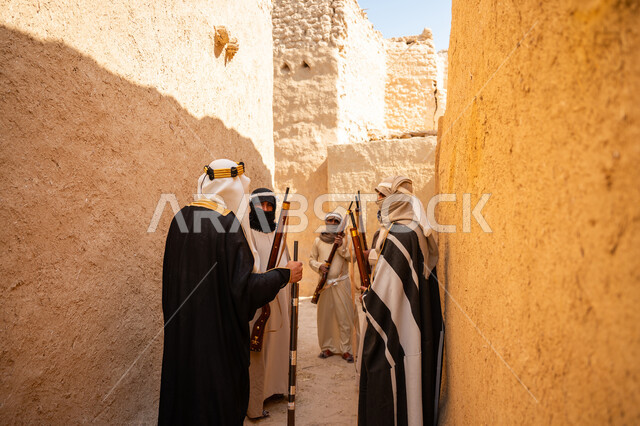يوم بدينا 22 فبراير، القتال بالبنادق للحماية وتأسيس الدولة السعودية الأولى 1727م، مجموعة رجال عرب خليجيين سعوديين ملثمين يرتدون الزي الشعبي التقليدي يحملون البندقيات، الحراسة والمراقبة للدفاع عن الوطن، الحوار والتخطيط للحرب