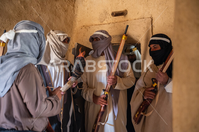 يوم بدينا 22 فبراير، القتال بالبنادق للحماية وتأسيس الدولة السعودية الأولى 1727م، مجموعة رجال عرب خليجيين سعوديين ملثمين يرتدون الزي الشعبي التقليدي يحملون البندقيات، الحراسة والمراقبة للدفاع عن الوطن، الحوار والتخطيط للحرب