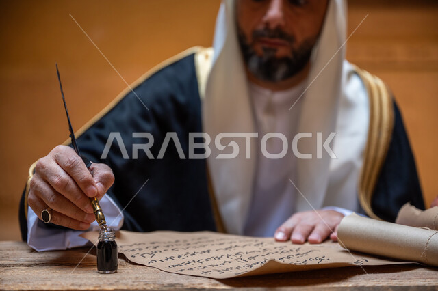 يوم بدينا 22 فبراير، ارتداء الزي الشعبي في المناسبة الوطنية، صورة مقربة لرجل عربي خليجي سعودي يرتدي الغترة والبشت يمسك بيده الريشة يقوم بالكتابة على مخطوطة جلد تاريخية، الخطابات والمراسلات التراثية لتأسيس الدولة السعودية الأولى 1727م، الفخر بأصالة المملكة