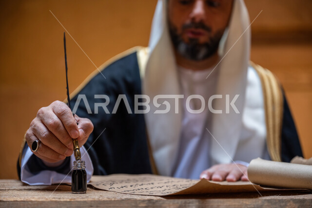 يوم بدينا 22 فبراير، ارتداء الزي الشعبي في المناسبة الوطنية، صورة مقربة لرجل عربي خليجي سعودي يرتدي الغترة والبشت يمسك بيده الريشة يقوم بالكتابة على مخطوطة جلد تاريخية، الخطابات والمراسلات التراثية لتأسيس الدولة السعودية الأولى 1727م، الفخر بأصالة المملكة